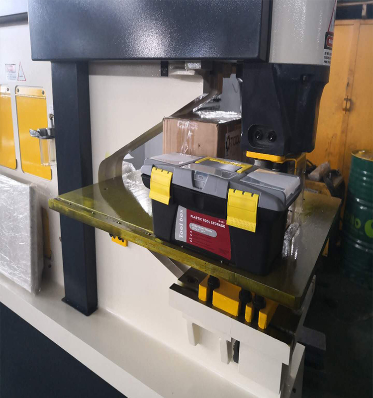 Metal Cutting Hydraulic Steelworkers Machine For Punching Cropping Notching Cutting Hidravlični jeklarski stroj za rezanje kovin za prebijanje, obrezovanje, zarezovanje