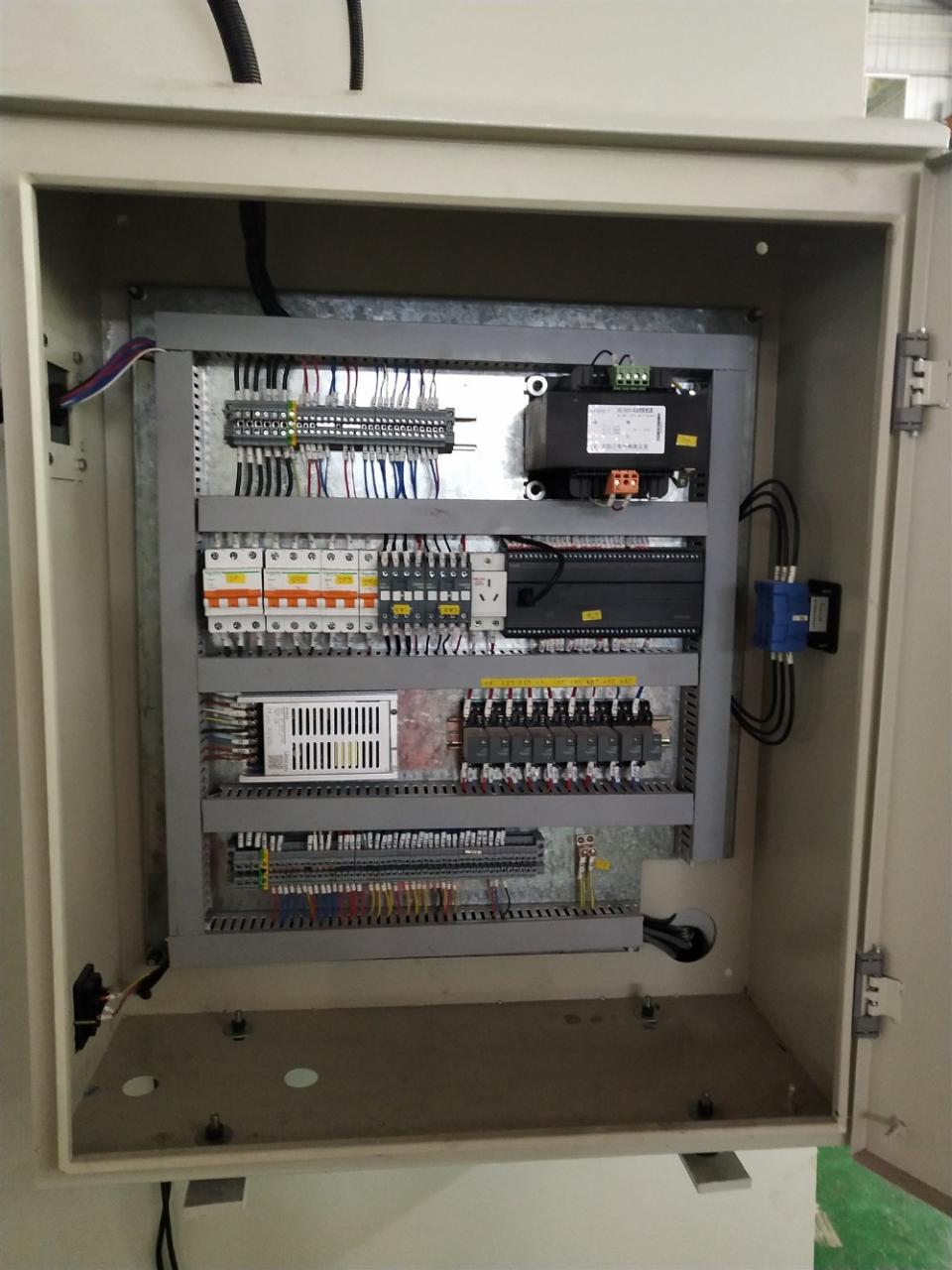 Visokozmogljiv stroj za prebijanje s pnevmatsko torno sklopko