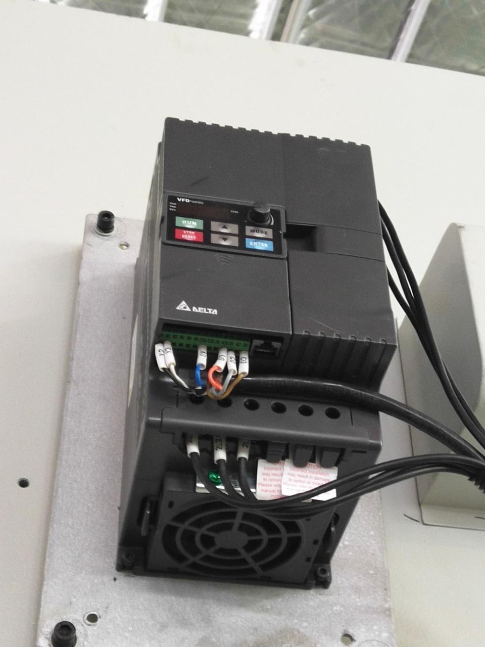 Visokozmogljiv stroj za prebijanje s pnevmatsko torno sklopko