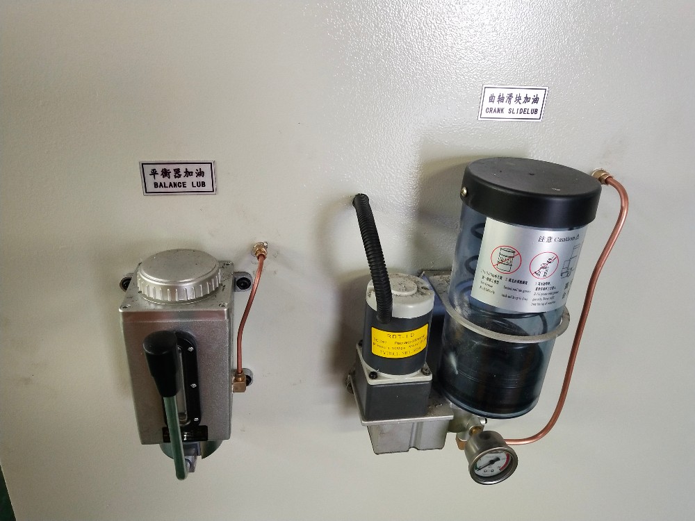 Pneumatic Friction Clutch High Performance Punch Press Machine Visokozmogljiv stroj za prebijanje s pnevmatsko torno sklopko