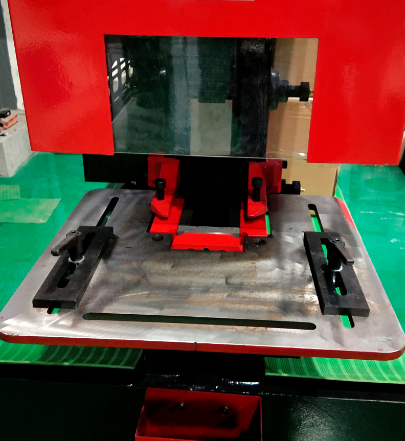 Q35y Series Hydraulic Ironworker Shearing And Punching Machine Hidravlični stroj za striženje in prebijanje serije Q35y