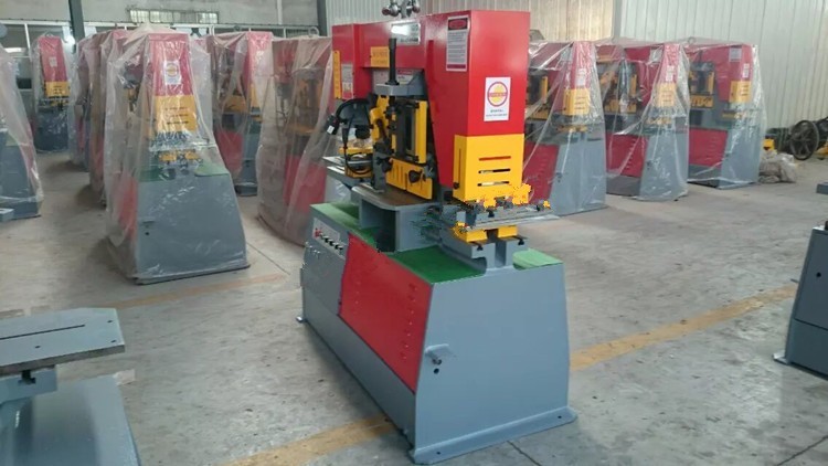 Q35y Series Multifunctional Hydraulic Iron Worker Combined Shearing And Punching Machine Večnamenski hidravlični kombinirani stroj za striženje in prebijanje serije Q35y