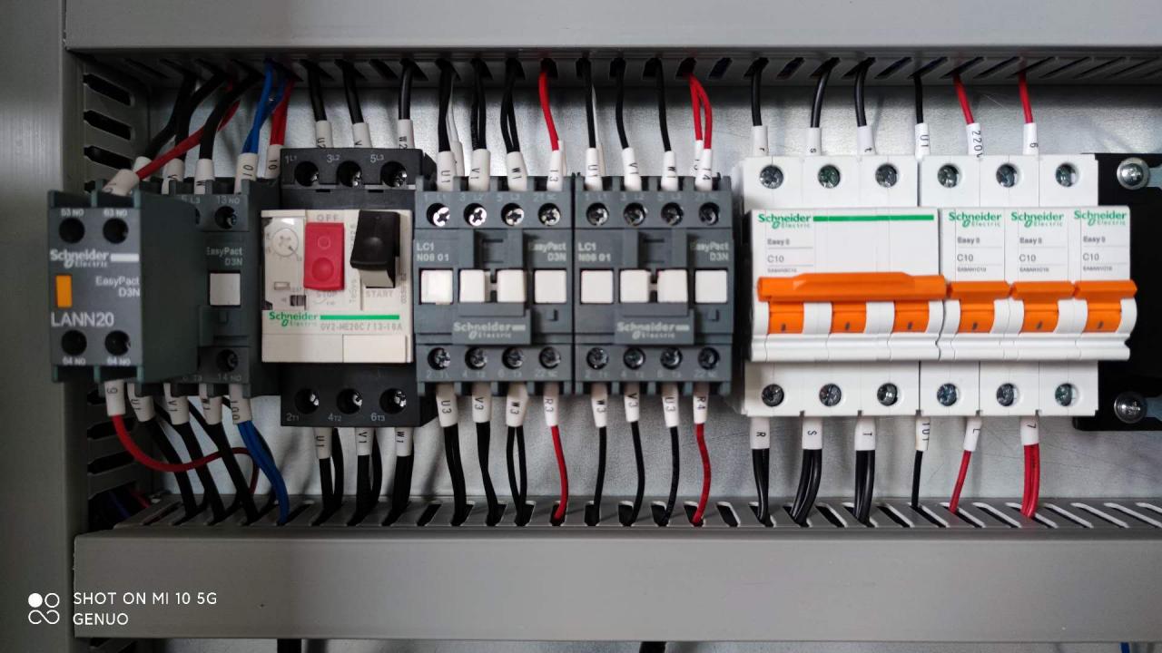 Qc11k Hydraulic Shear Machine And Guillotine Shearing Machine For Sheet Metal Cutting Qc11k hidravlični strižni stroj in giljotinski strižni stroj za rezanje pločevine