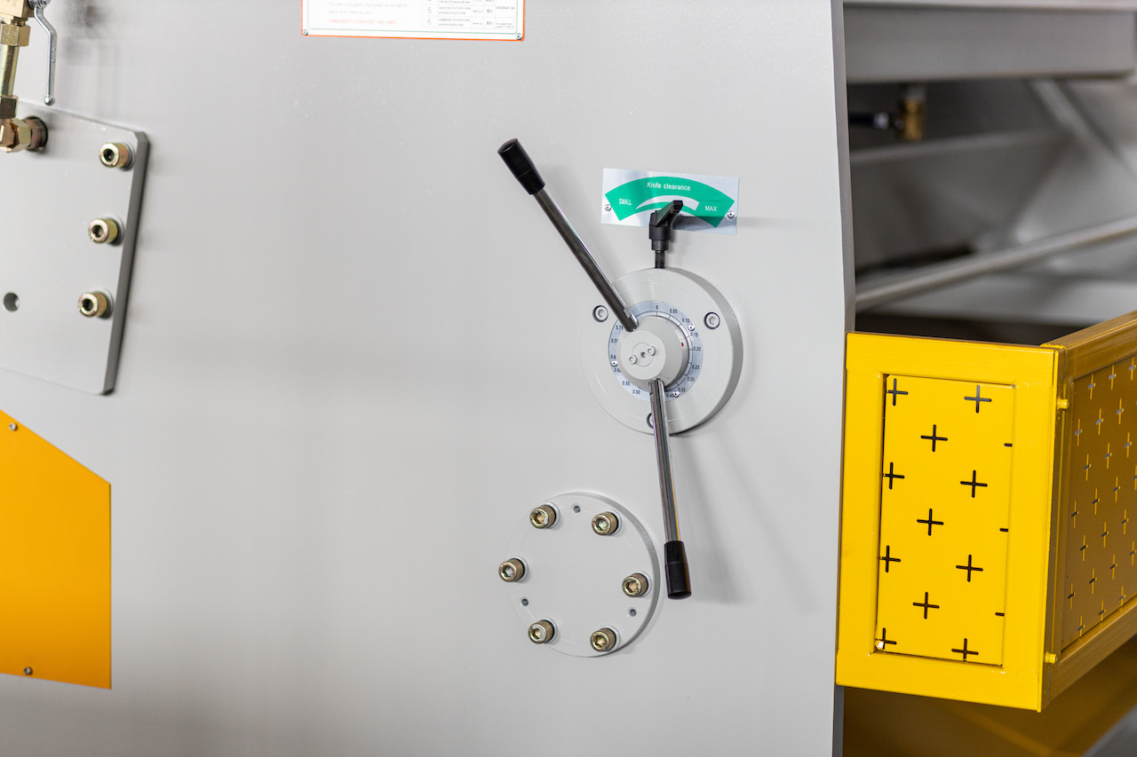 Qc11y 8x3200 Stroj za striženje pločevine Hidravlični stroj za striženje jeklenih plošč