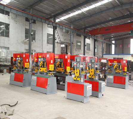 Steel Plate Angle Cutting Punching Notching Machine Hydraulic Ironworker For Sale Jeklena plošča Kotno rezanje Prebijanje Rezalni stroj Hidravlični Ironworker za prodajo