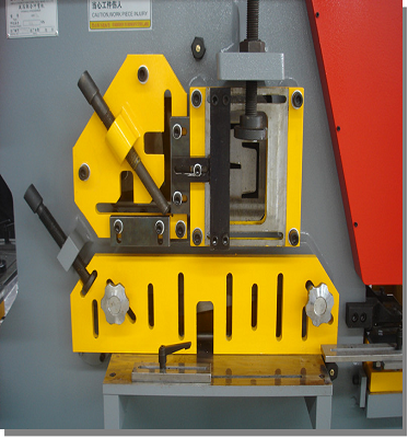 Steel Plate Angle Cutting Punching Notching Machine Hydraulic Ironworker For Sale Jeklena plošča Kotno rezanje Prebijanje Rezalni stroj Hidravlični Ironworker za prodajo