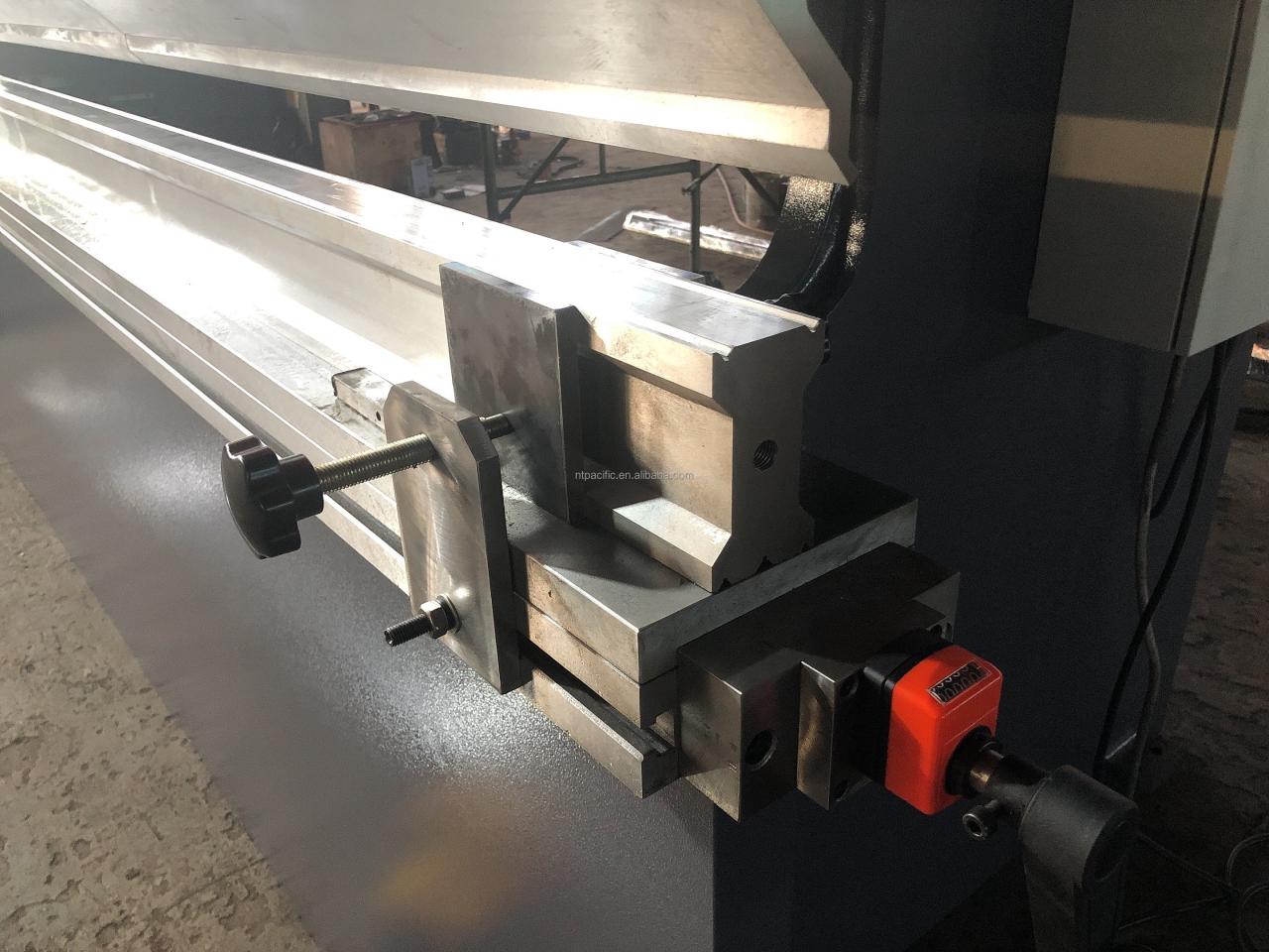 Wc67k Cnc Aluminum Iron Plate Hydraulic Press Brake Cnc Metal Sheet Bending Machine Wc67k Cnc aluminijasta železna plošča hidravlična stiskalnica Cnc stroj za upogibanje pločevine