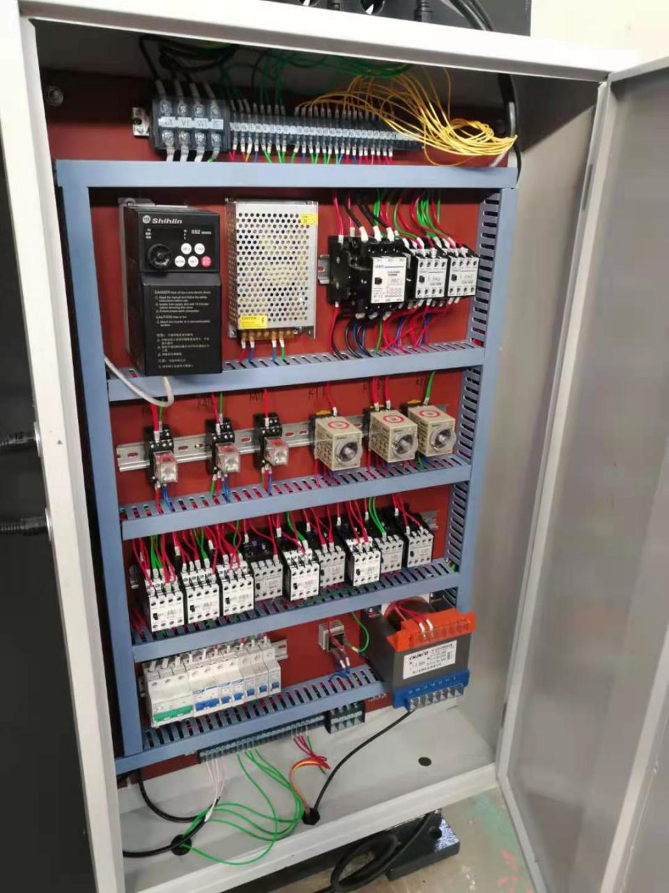 Wc67y-160 4000 hidravlični stiskalni zavorni CNC stroj za upogibanje kovin za jeklo širine 4000 mm